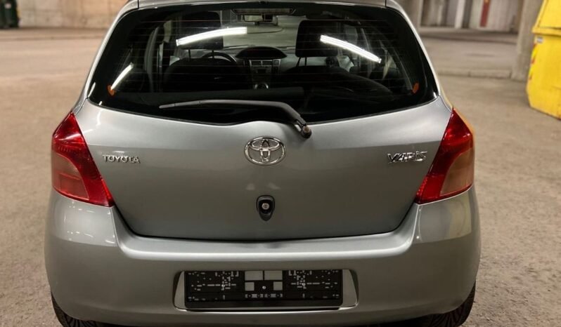 Toyota Yaris 1.3 VVT-i Essence-Automatique. full