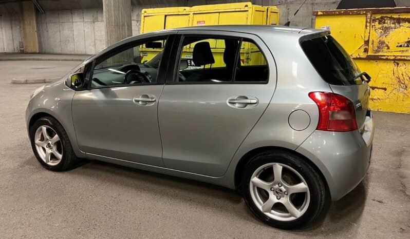 Toyota Yaris 1.3 VVT-i Essence-Automatique. full